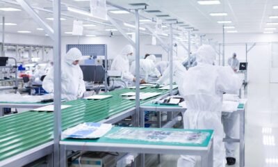 Designing a Flat Display Cleanroom